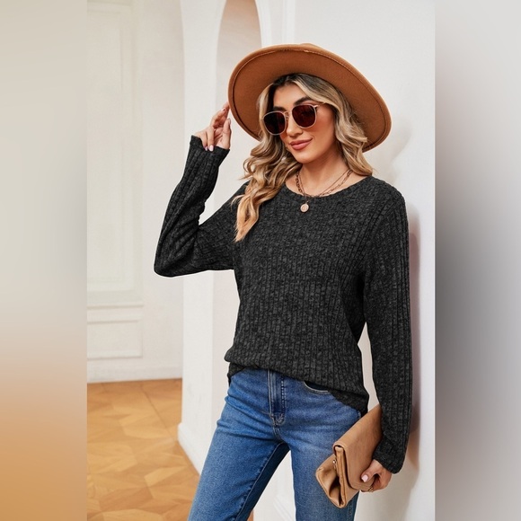 Every Day Style Round Neck Heathered Top - Picture 3 of 5